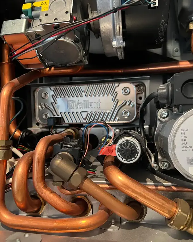 Interior de una caldera Vaillant con el intercambiador de placas nuevo instalado