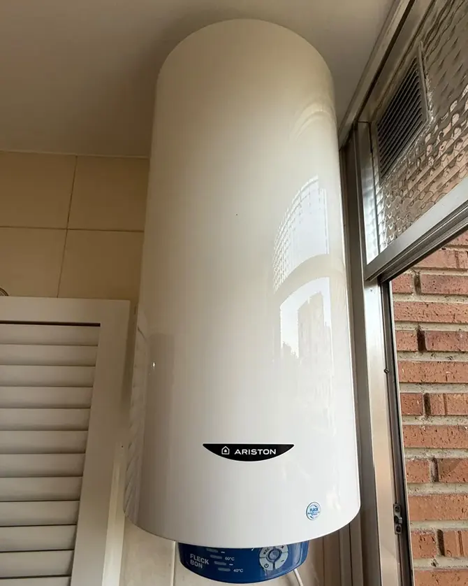 Termo eléctrico Ariston de 80 litros instalado en la galería de una vivienda